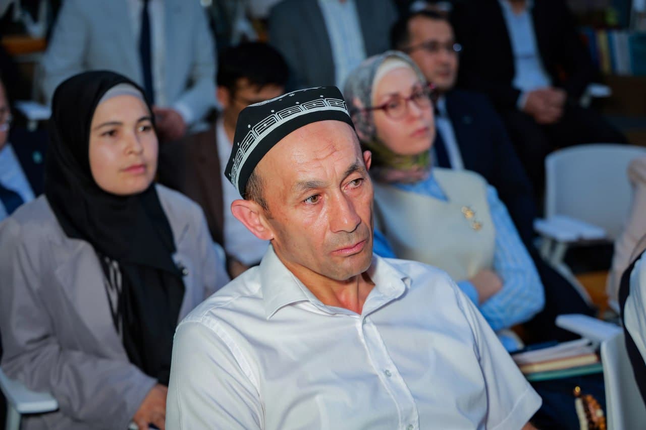 “Bolalar uçun yozamiz: ertak-romanlar” ijodiy tanlovida “Umid ovozi” nomli ertak-roman loyihasi bilan ğolib bölgan ijodkor Javlon Jovliyev: - 4